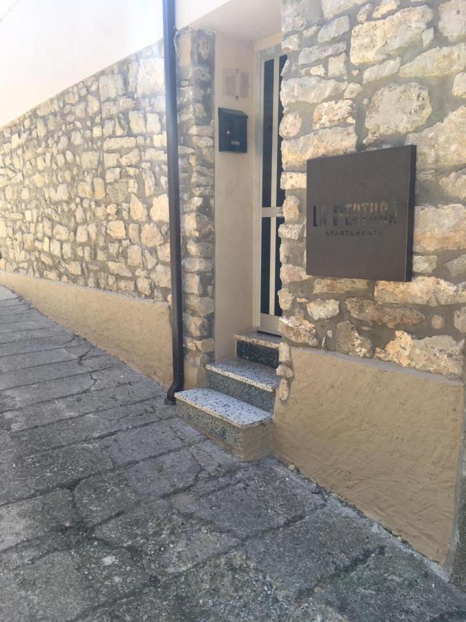 Apartaments La Pertusa 2O Corca  Exteriör bild